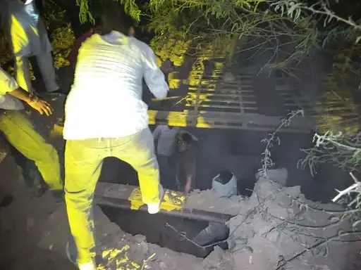 खुले टैंक में गिरी गाय-बछिया:एक घंटे की मशक्कत के बाद जेसीबी से किया रेस्क्यू