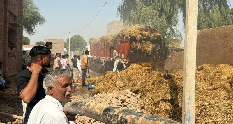 विद्युत तारों में स्पार्किंग होने से ट्रक में रखी पराली ने आग पकड़ ली