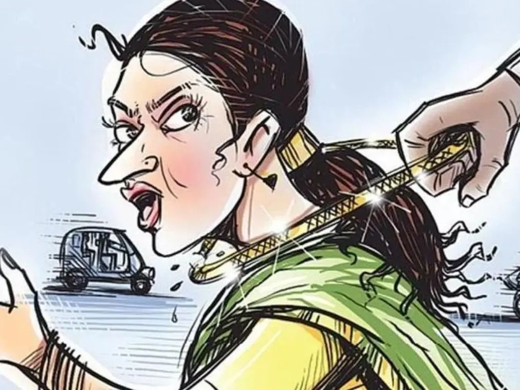 बस में चढ़ रही महिला के पीछे से युवक ने फायदा उठाते हुए गले से सोने के हार को किया पार