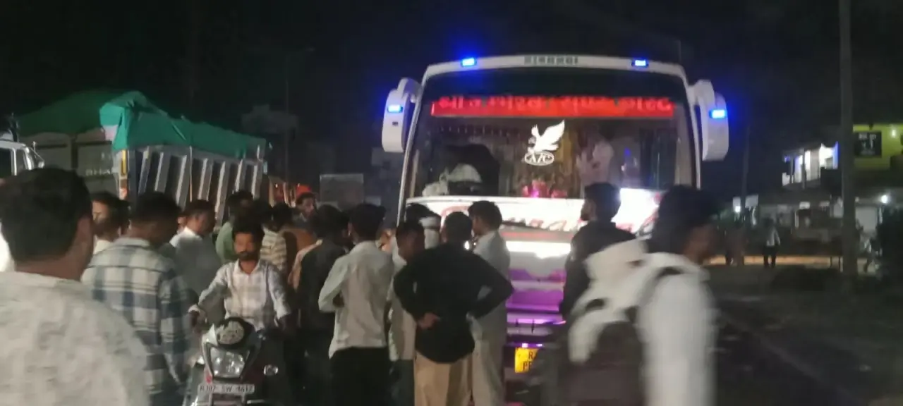बस की टक्कर से तीन गोवंश की मौत दो घायल होने की सूचना