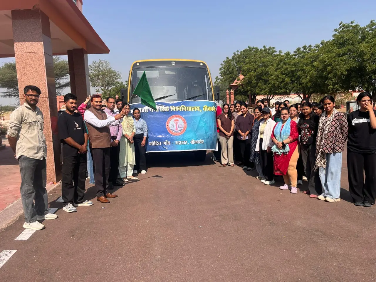 महाराजा गंगा सिंह विश्वविद्यालय द्वारा गोदित गांवों में स्वच्छ भारत मिशन के अंतर्गत विशेष सफाई अभियान
