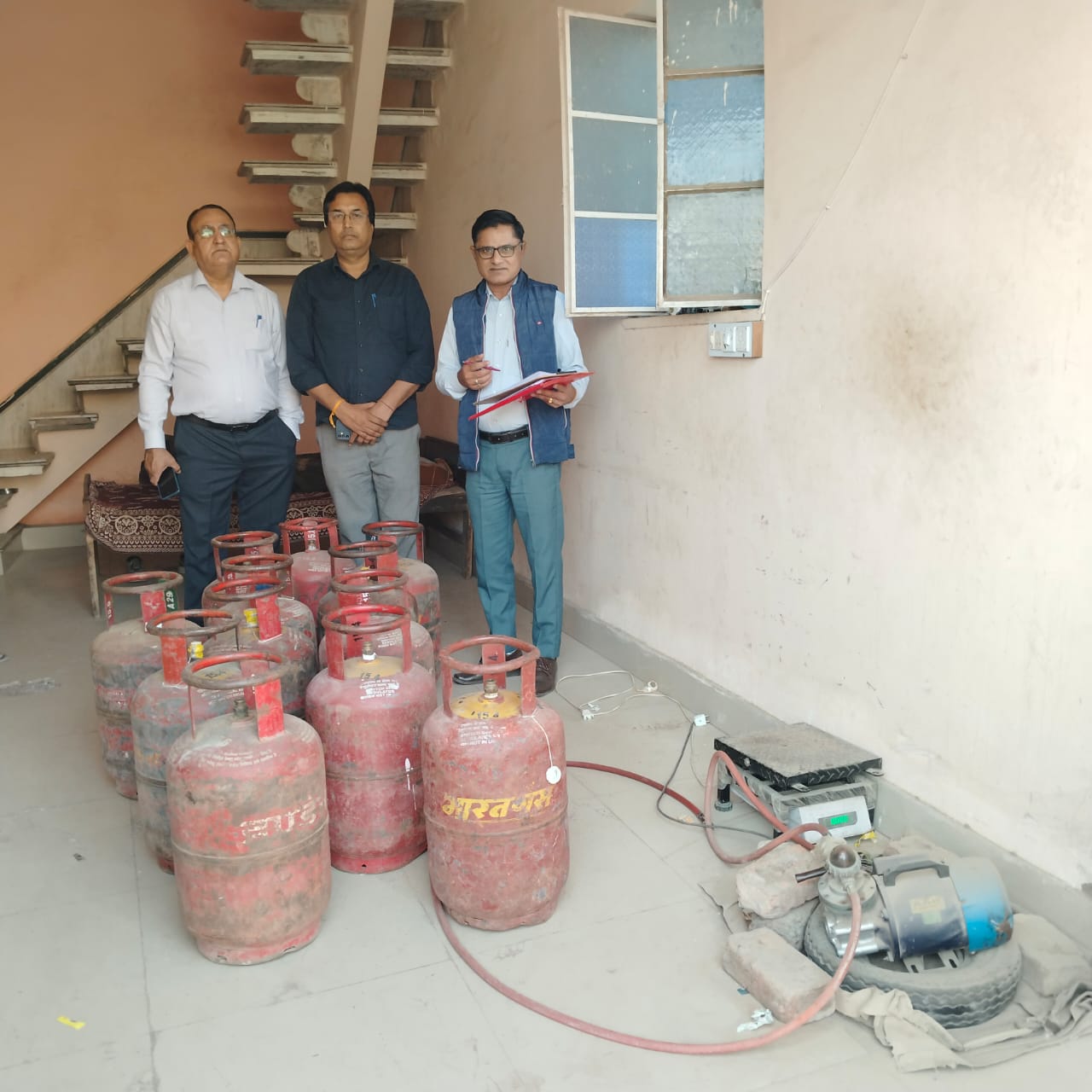 एलपीजी के दुरूपयोग एवं अवैध रिफिलिंग के विरूद्ध अभियान जारी, दो स्थानों पर हुई प्रभावी कार्यवाही